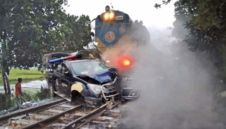 পুলিশ ভ্যানে ট্রেনের ধাক্কায় ৩ পুলিশ সদস্য নিহত