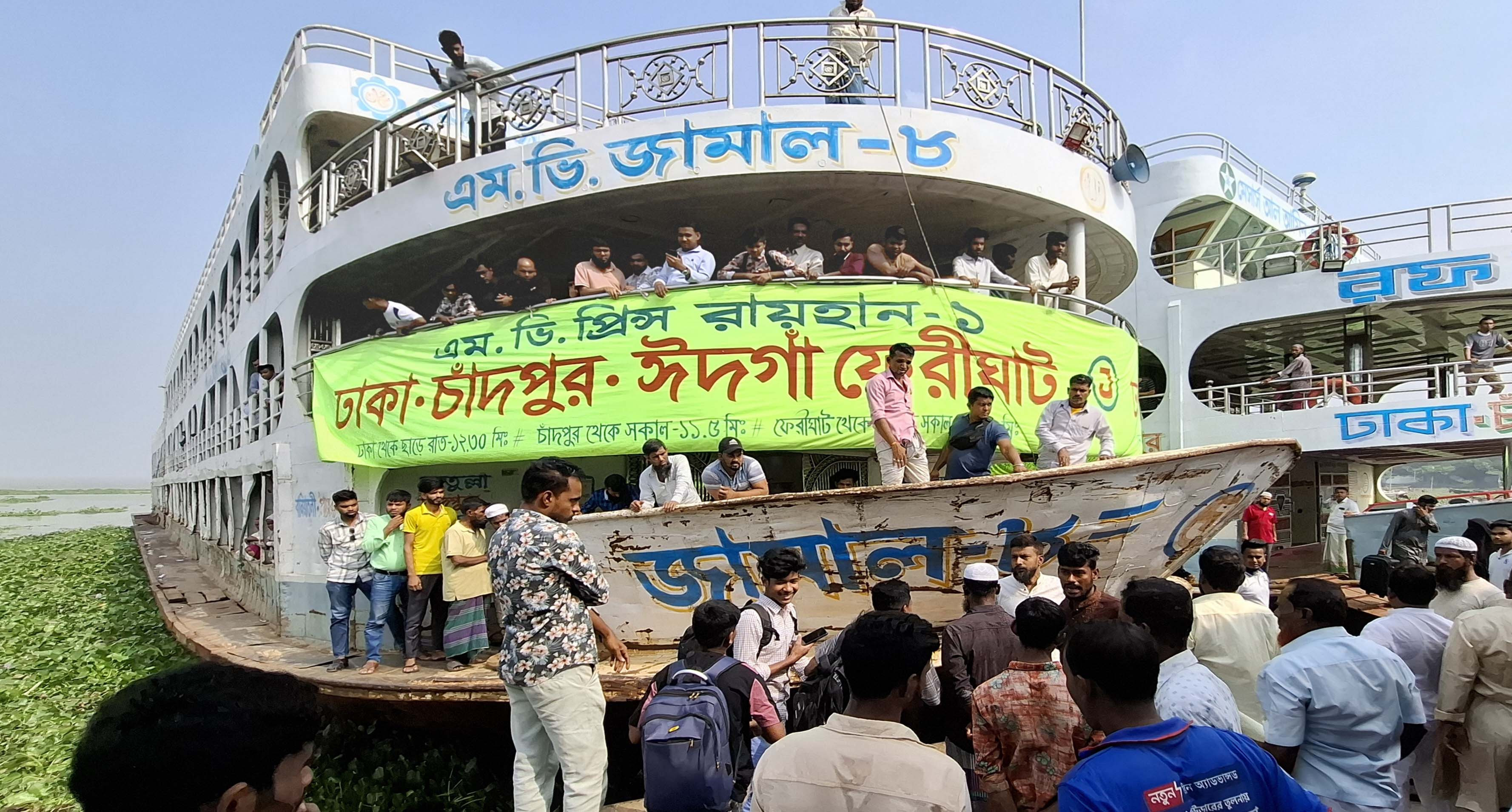 চাঁদপুরে লঞ্চঘাটে সিডিউল অমান্য করে দেরিতে লঞ্চ ছাড়া নিয়ে উত্তে-জনা