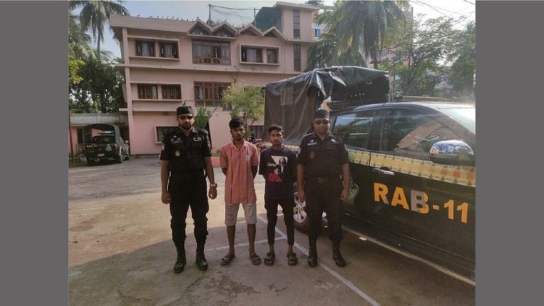 কুমিল্লায় ১৫ কেজি গাঁজাসহ ২ যুবক আটক
