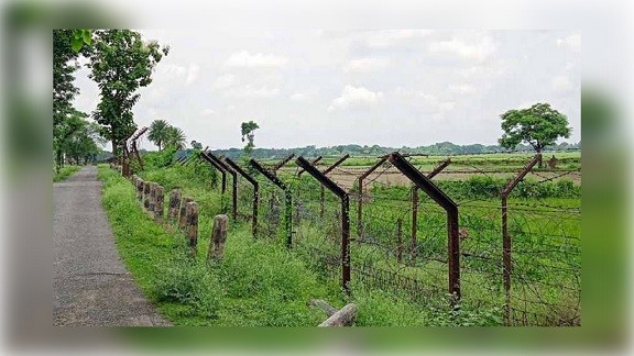 জাতীয় প্রেসক্লাবের সামনে আ’লীগ সমর্থকদের মারধর