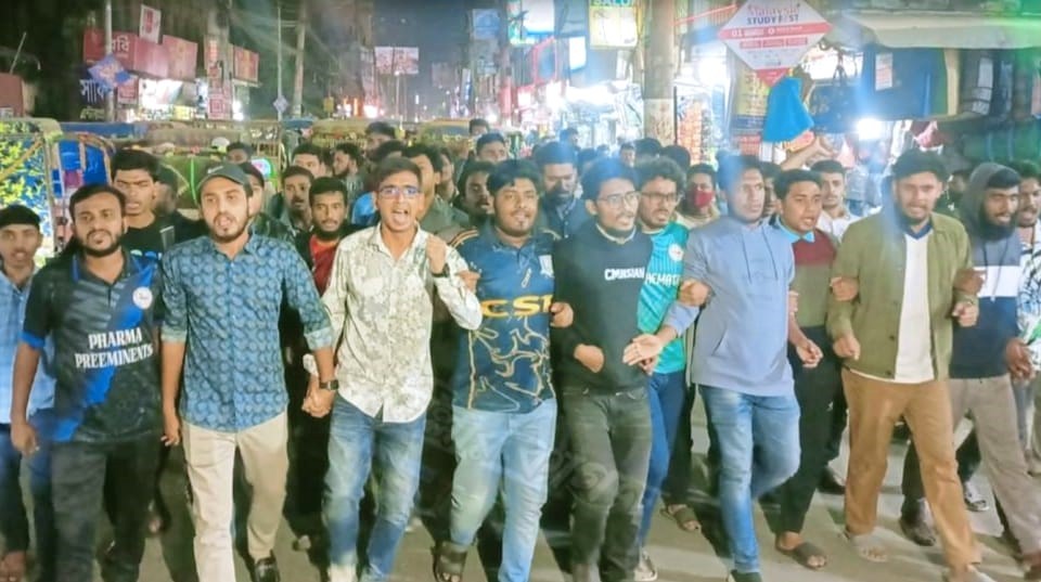 আগরতলার বাংলাদেশ হাইকমিশনে হামলার প্রতিবাদে কুমিল্লায় বিক্ষোভ