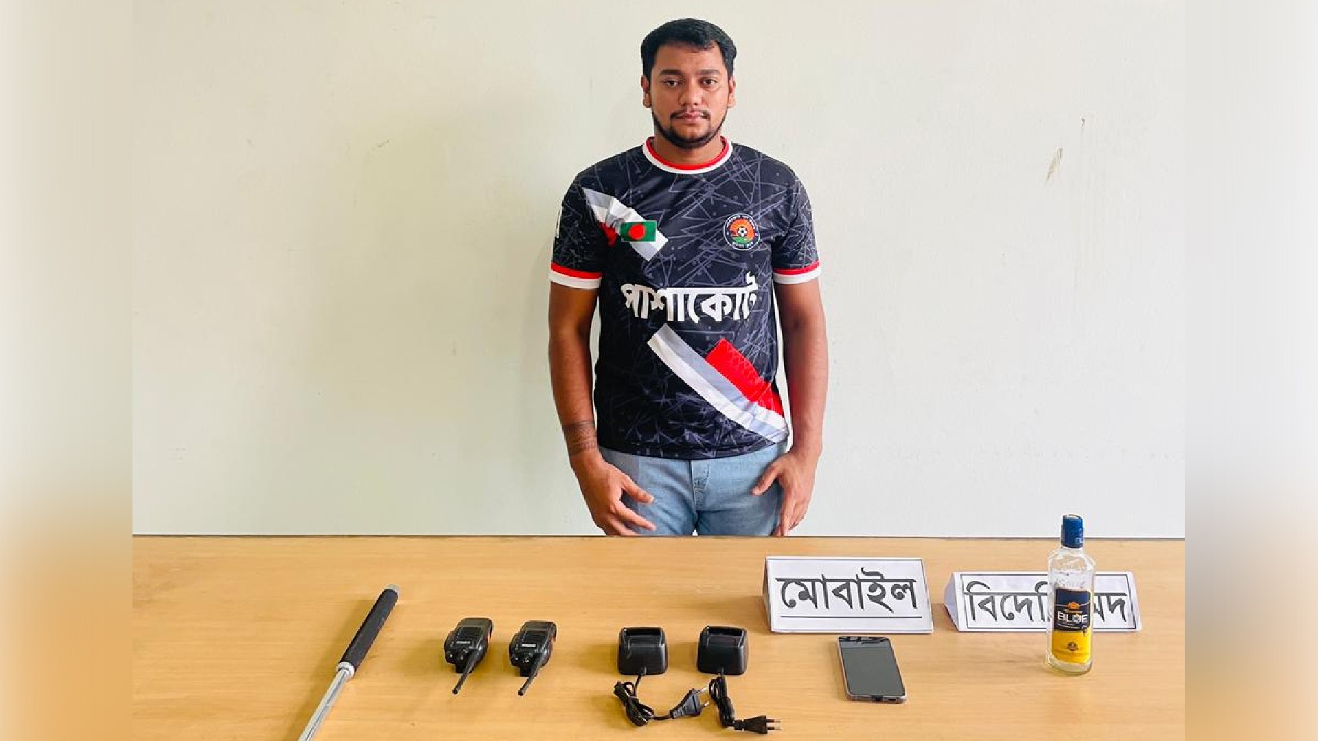 ওয়াকিটকি, লাঠি ও মোবাইলসহ ছাত্রলীগ নেতা গ্রেফতার