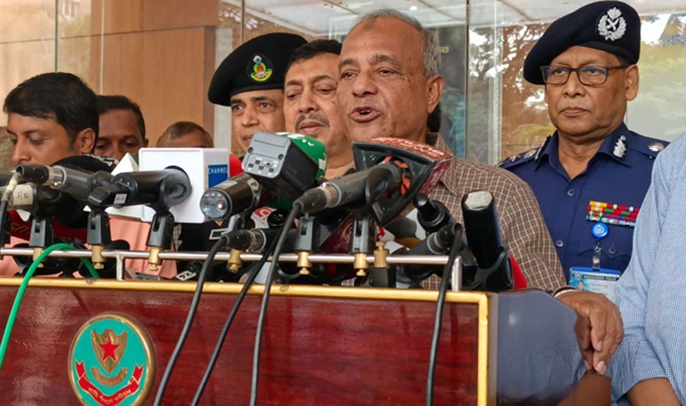 নেতাদের তেল দেবেন না, জনগণের আশা পূরণে কাজ করুন: পুলিশের উদ্দেশ্যে স্বরাষ্ট্র উপদেষ্টা