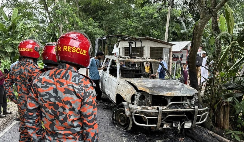 গোপালগঞ্জে পুলিশের গাড়িতে আগুন