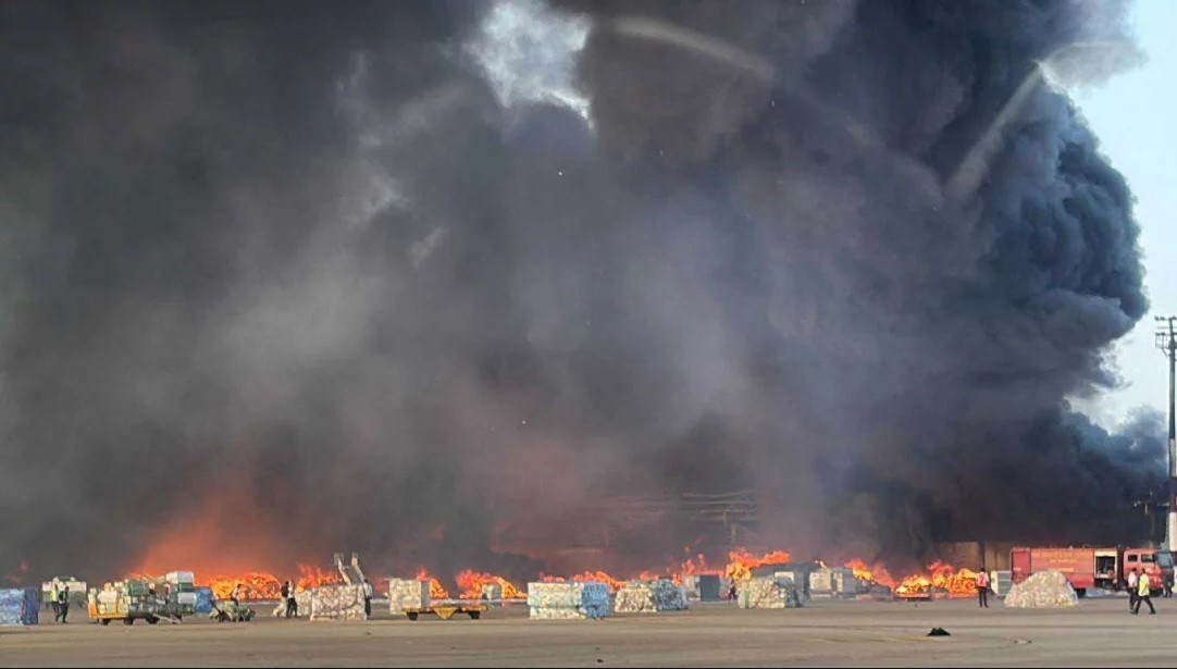 হযরত শাহজালাল বিমানবন্দরে ভয়াবহ আগুন, ঢাকাগামী ফ্লাইট যাচ্ছে চট্টগ্রাম-কলকাতায়