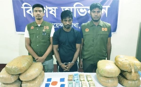 কুমিল্লায় গাঁজা,ইয়াবা ও নগদ টাকাসহ গ্রেফতার ১