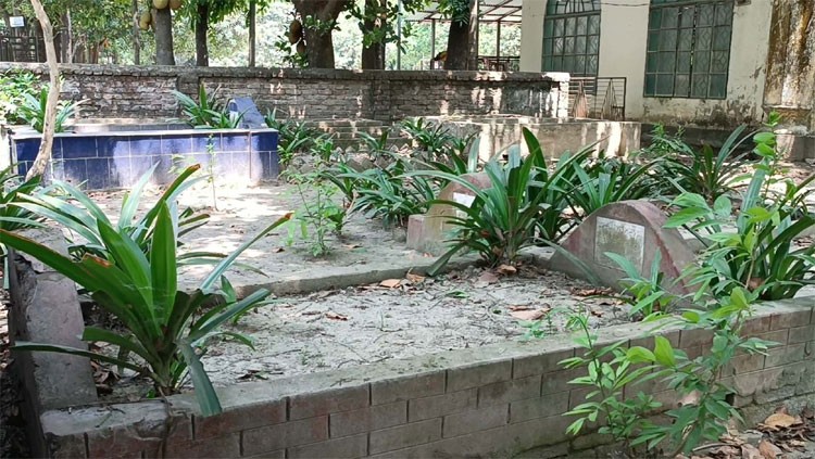 বাবার কবরের পাশে চিরনিদ্রায় শায়িত হবেন চিত্রনায়ক ফারুক
