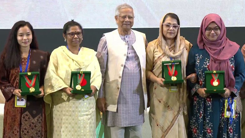 ৪ নারীর হাতে বেগম রোকেয়া পদক তুলে দিলেন প্রধান উপদেষ্টা