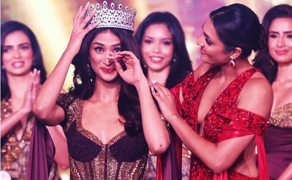 কুমিল্লায় ১৪টি হারানো মোবাইল উদ্ধার করে বুঝিয়ে দিল পুলিশ