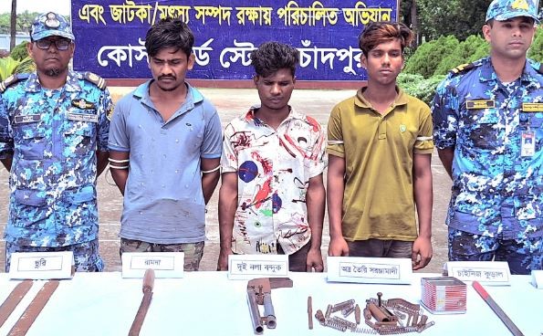 চাঁদপুরে দেশীয় অস্ত্রসহ ডাকাত দলের ৩ সদস্য আটক