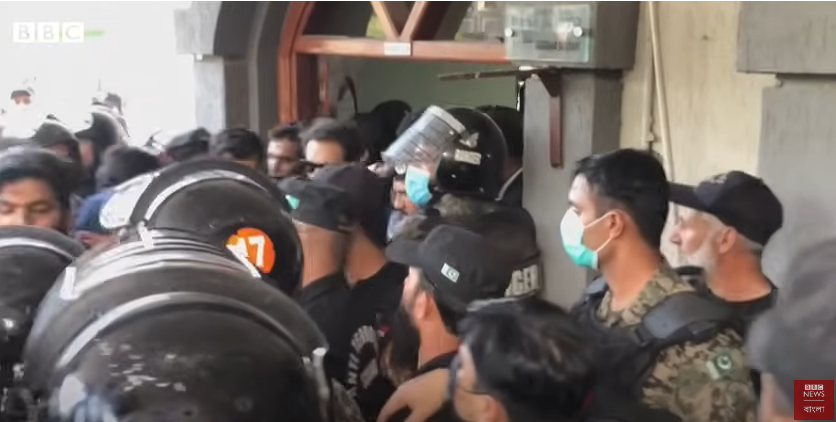 ইমরান খান: নির্বাচনের আগে গ্রেপ্তারে ভক্ত-সর্থকদের আগের মতো প্রতিক্রিয়া নেই কেন?